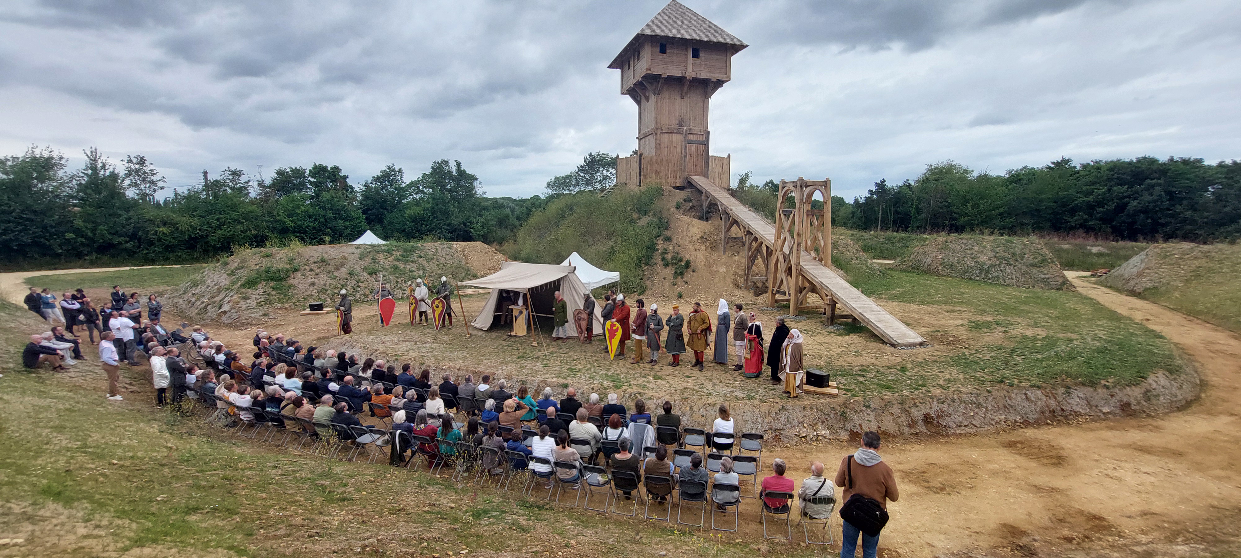 photo montrant la motte castrale avec les troupes de reconstitutions