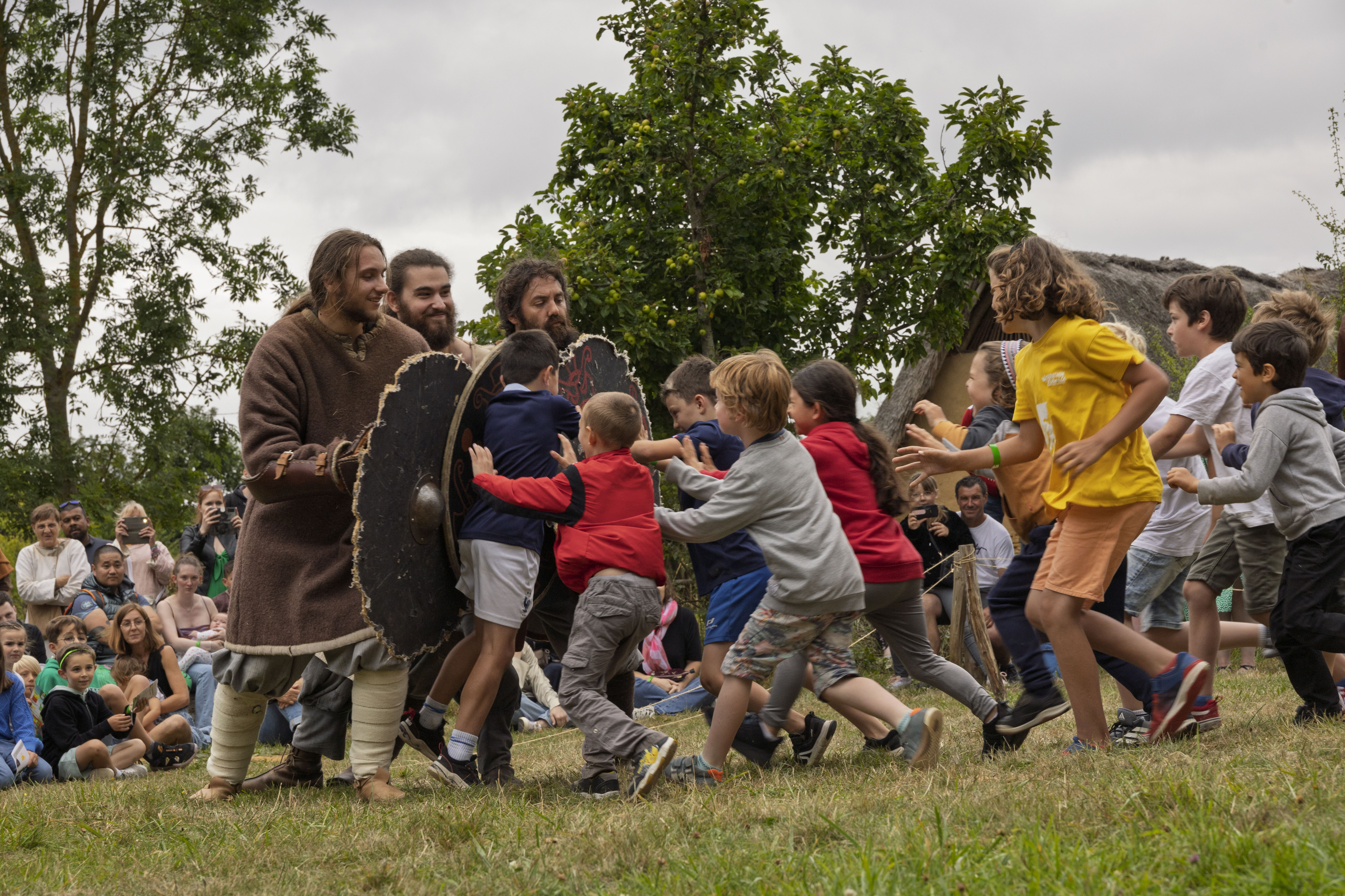 vikings jouant au combat avec des enfants